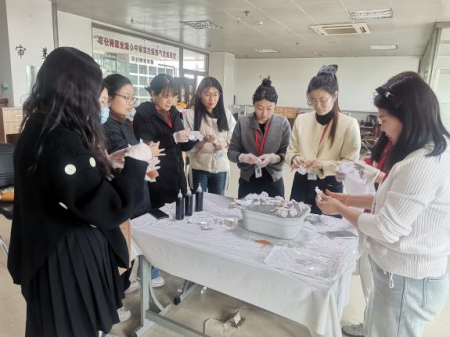 扎染啟新韻 傳承向未來 視覺傳達設計專業扎染教學活動成果豐碩
