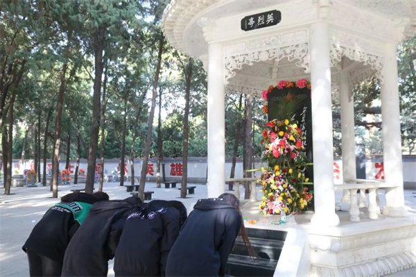 清明祭忠魂，追遠思奮進——保定理工學院經濟學院開展徒步祭掃烈士陵園活動