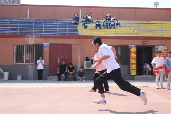 “康”體賦能展活力 “經”英逐夢共燃情——康復醫學院聯合經濟學院共同舉辦4*100M激情接力比賽