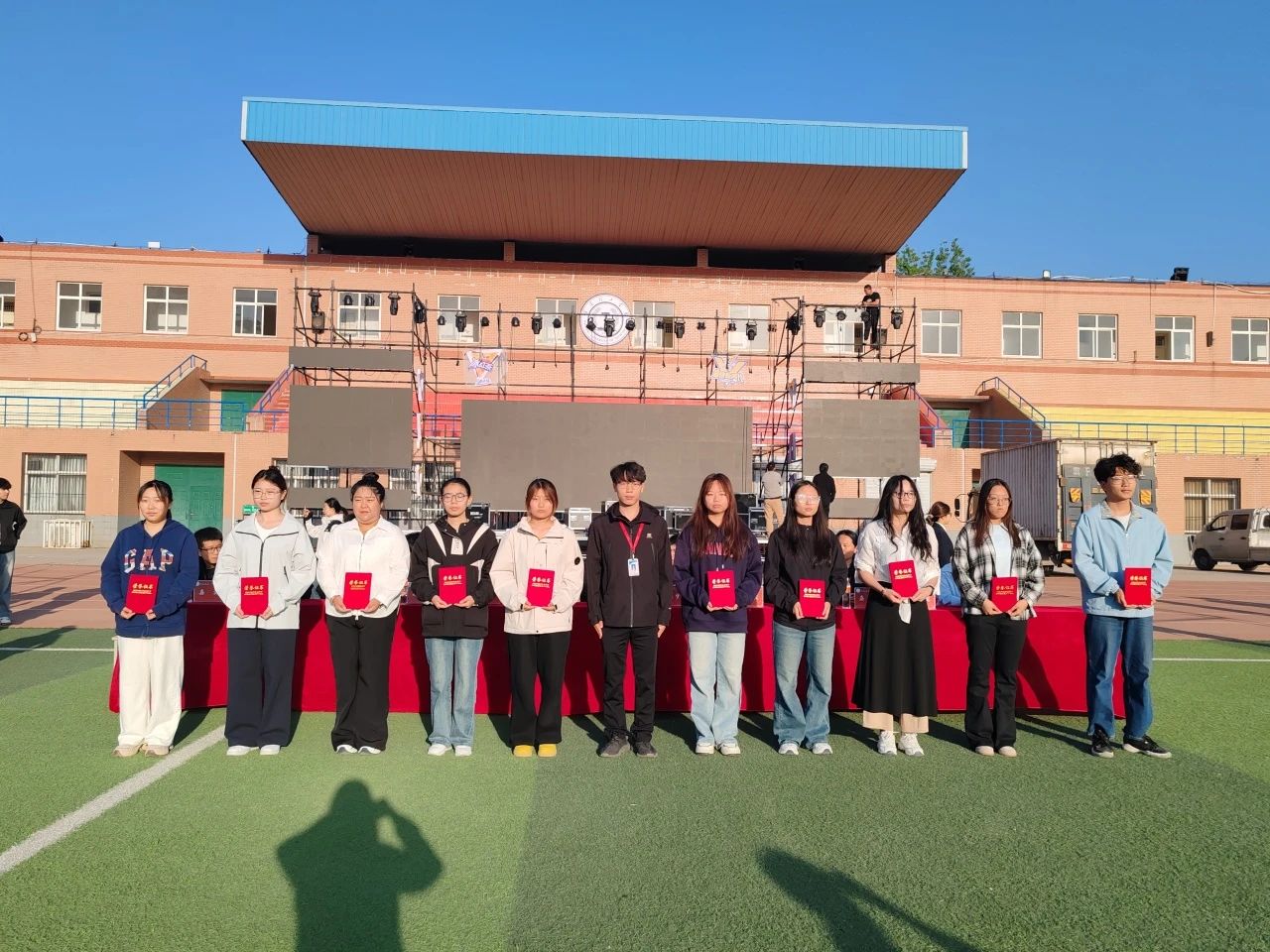 月度之星引前路，榜樣之光啟新程—四月月度表彰大會(huì)