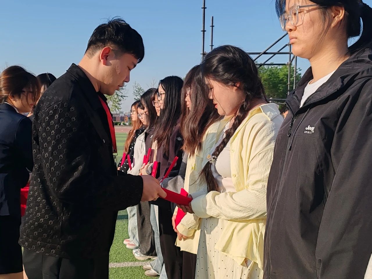 月度之星引前路，榜樣之光啟新程—四月月度表彰大會(huì)