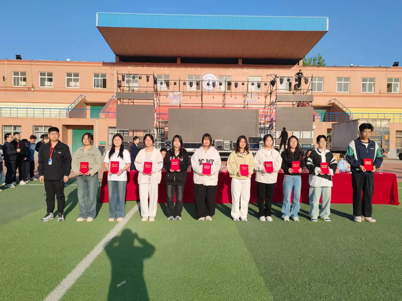 月度之星引前路，榜樣之光啟新程—四月月度表彰大會(huì)