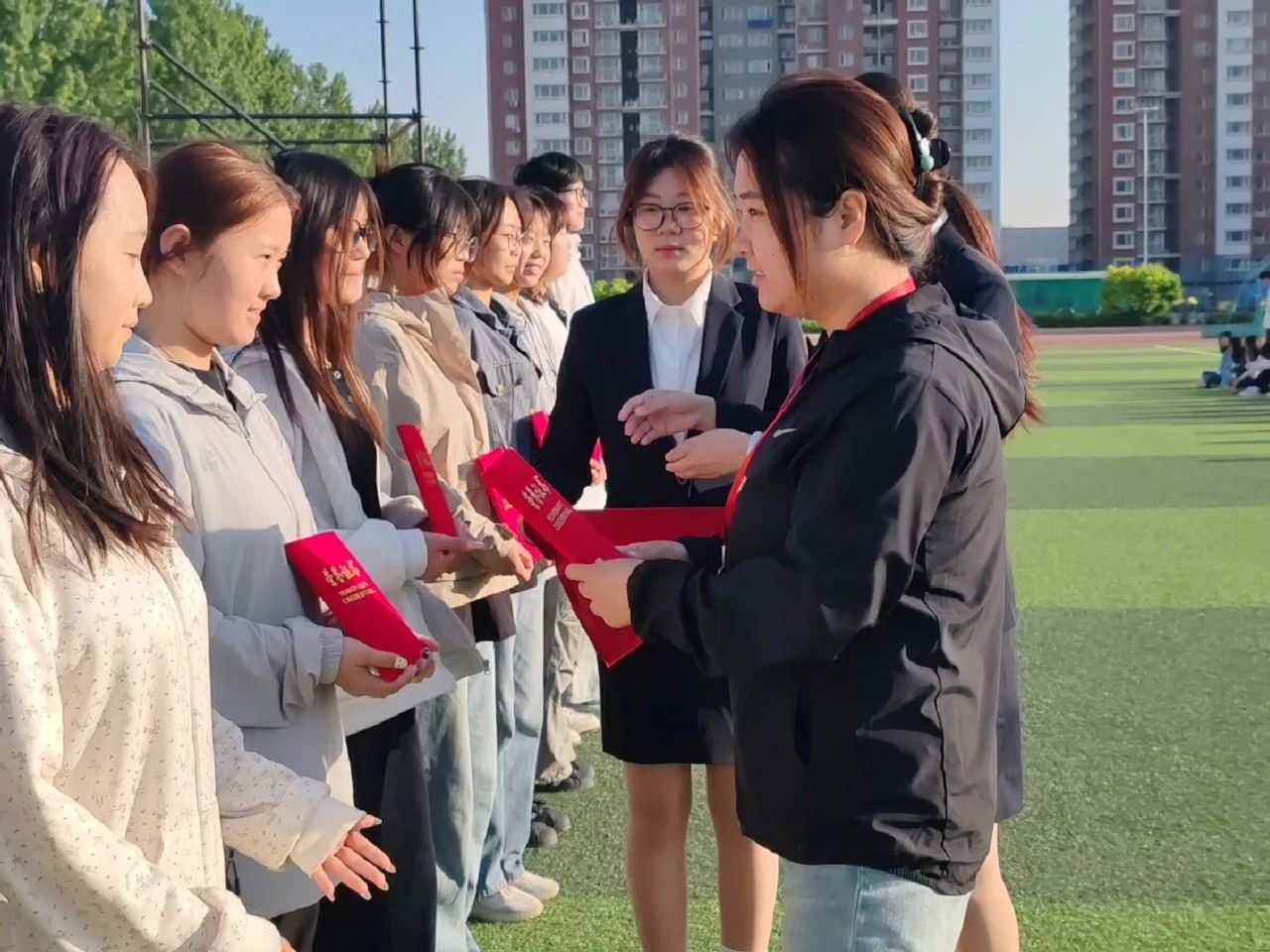 月度之星引前路，榜樣之光啟新程—四月月度表彰大會(huì)