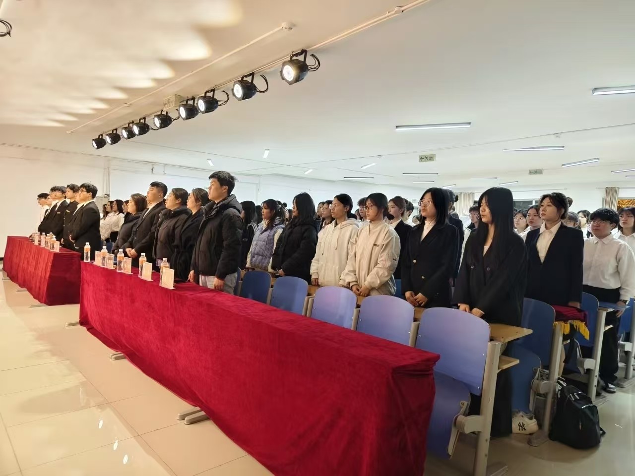 弘揚雷鋒精神，爭做時代新人