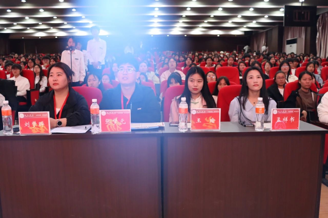 “崇德尚學(xué)揚師道，鋒華正茂育新人”三月份教育學(xué)院表彰大會