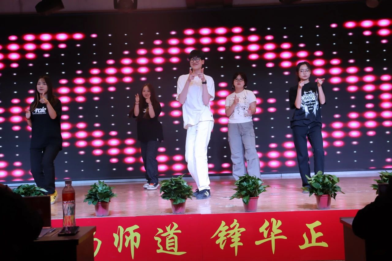 “崇德尚學(xué)揚師道，鋒華正茂育新人”三月份教育學(xué)院表彰大會