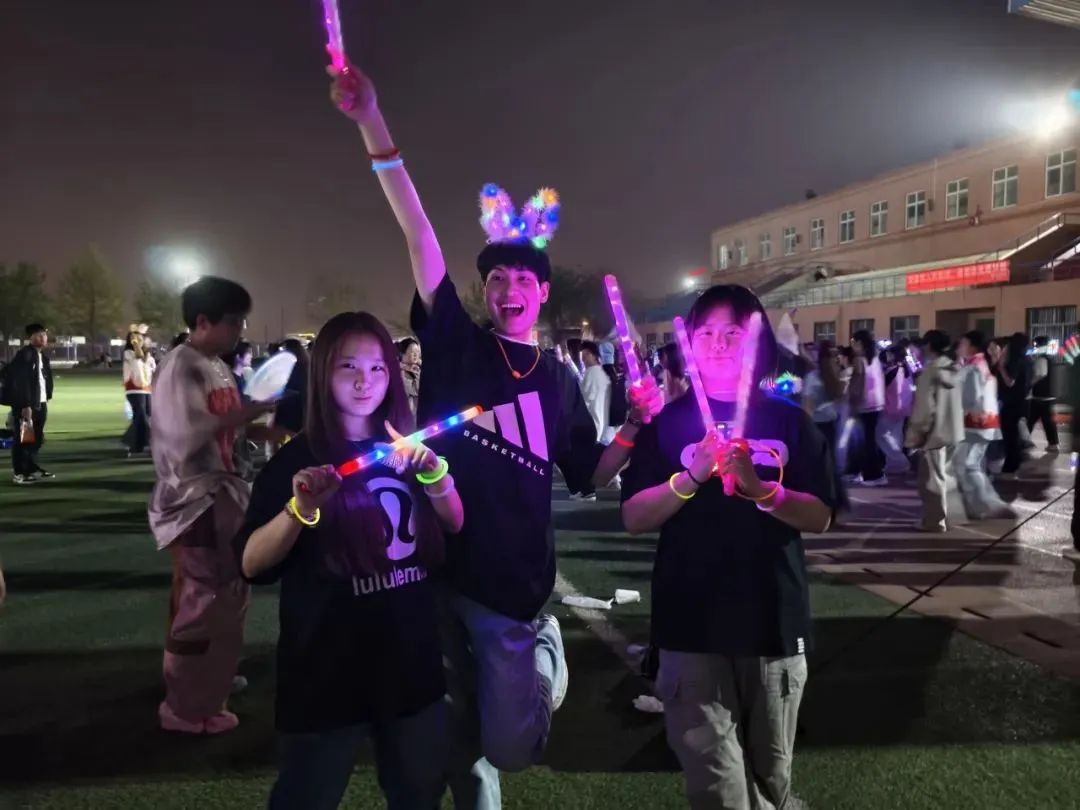 “躍動微光，教育逐光”熒光夜跑活動開幕式圓滿完成
