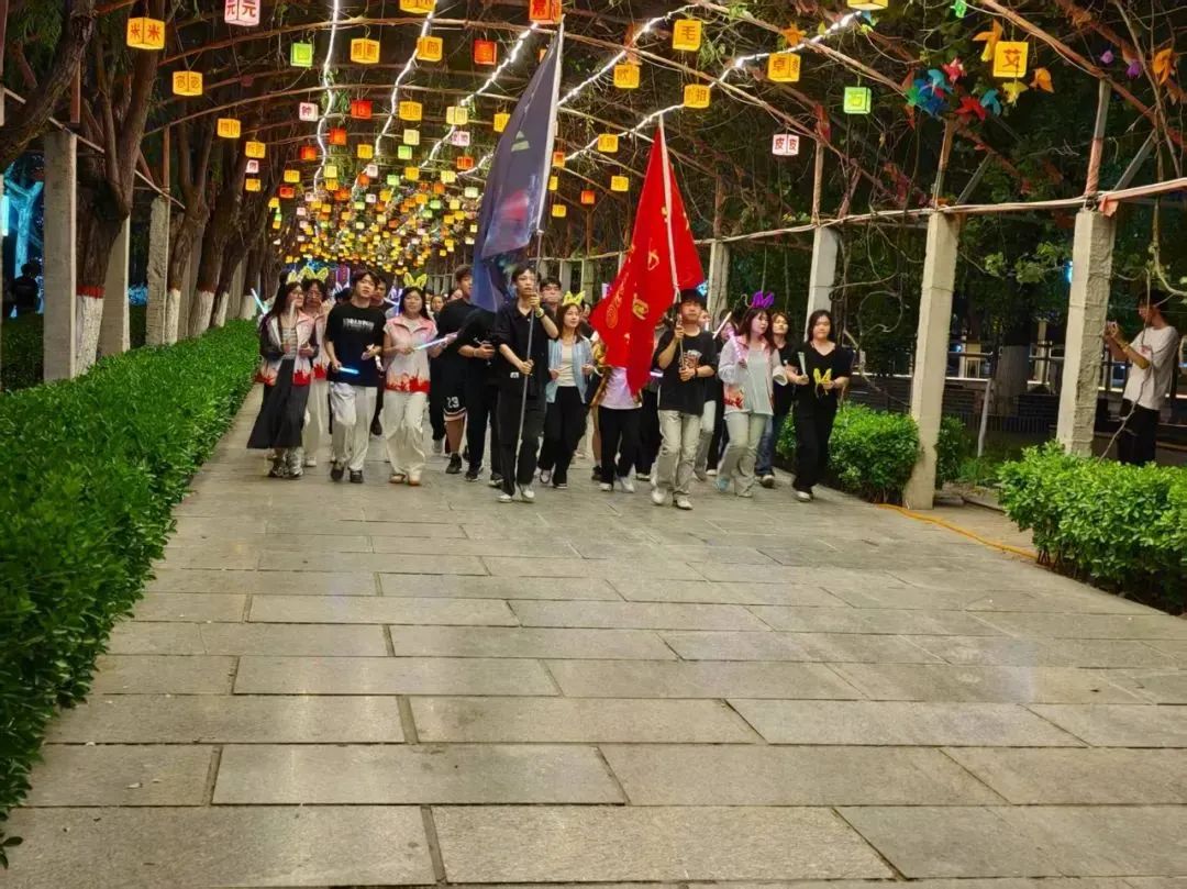 “躍動微光，教育逐光”熒光夜跑活動開幕式圓滿完成