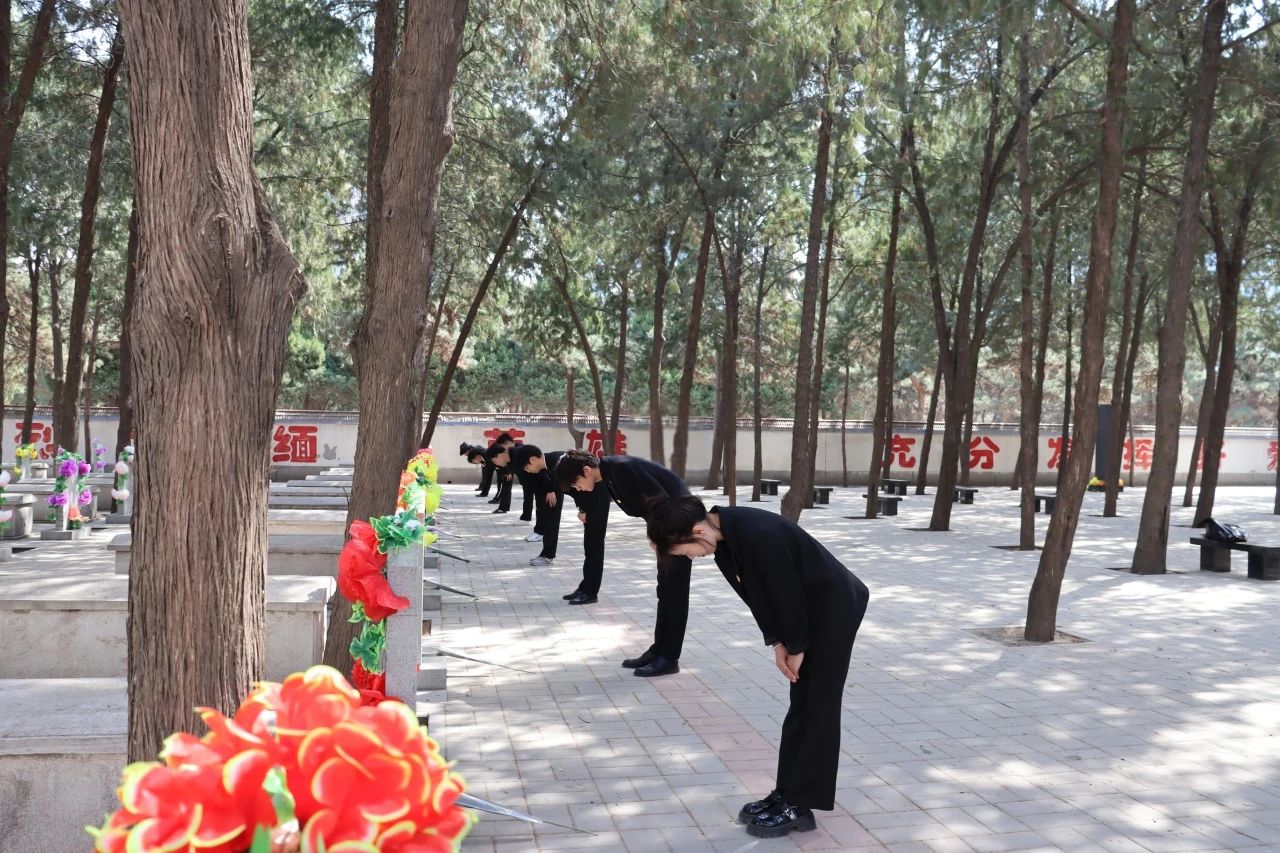 祭英烈忠魂，承時代風骨——烈士陵園祭掃之行