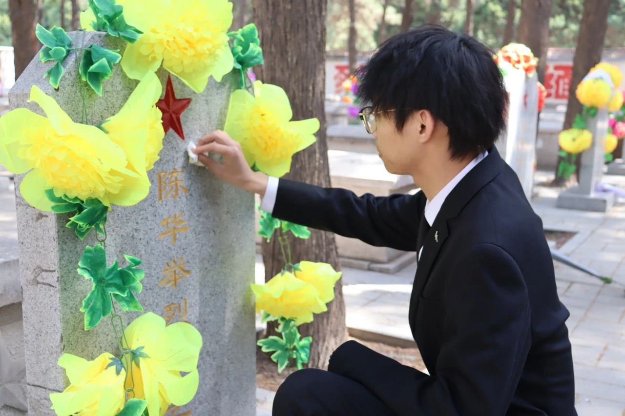 祭英烈忠魂，承時代風骨——烈士陵園祭掃之行