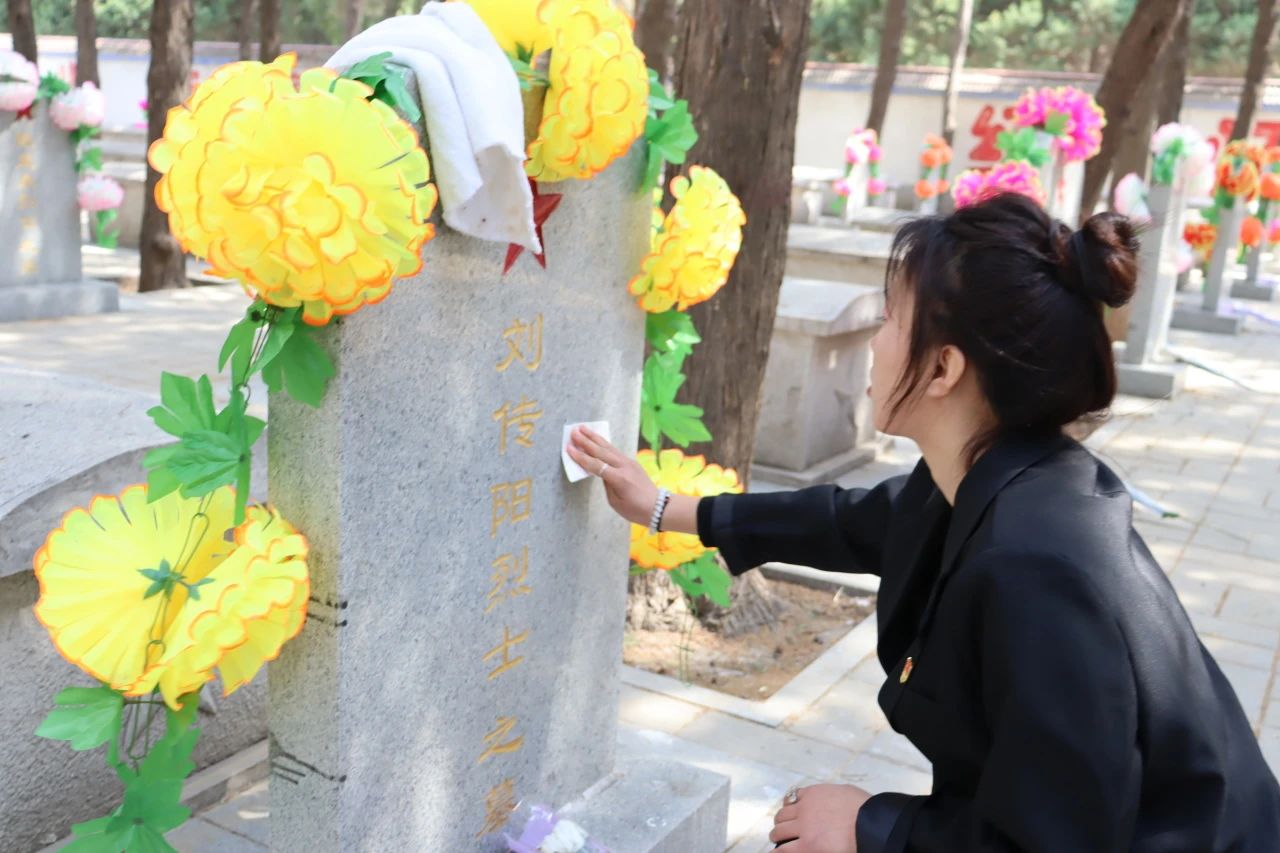 祭英烈忠魂，承時代風骨——烈士陵園祭掃之行