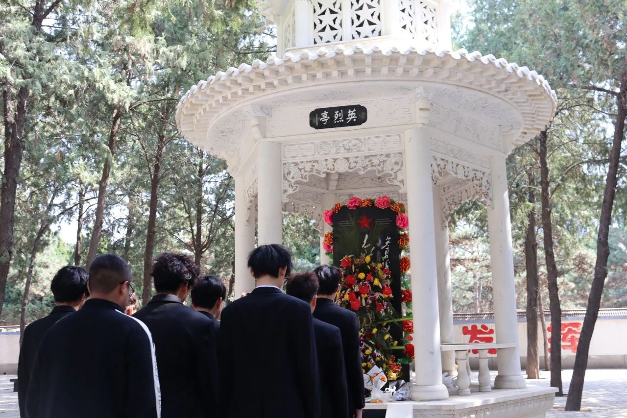 祭英烈忠魂，承時代風骨——烈士陵園祭掃之行
