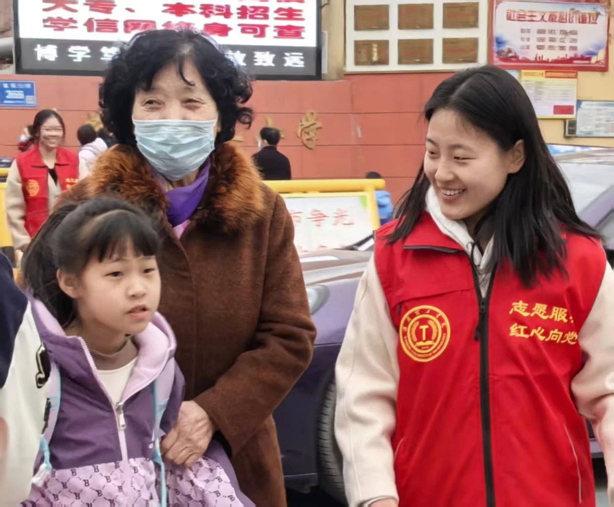 學生支部 “學”途有愛，黨員護航--小學交通志愿服務行動