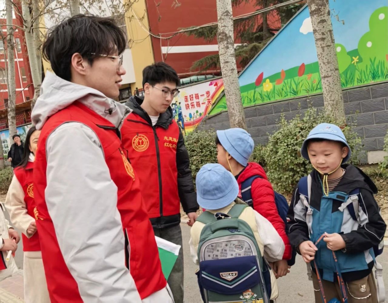 學生支部 “學”途有愛，黨員護航--小學交通志愿服務行動