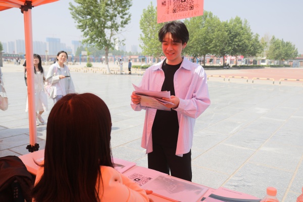 經濟學子踴躍參加2025屆春季線下雙選會