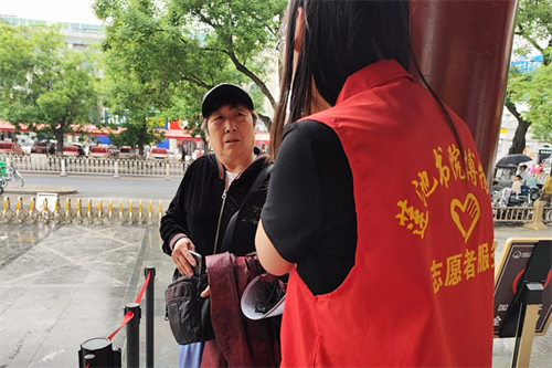 外國(guó)語學(xué)院學(xué)子五一志愿活動(dòng)：傳遞文化薪火，彰顯青春擔(dān)當(dāng)