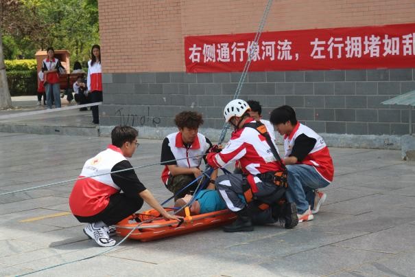 保定理工學(xué)院康復(fù)醫(yī)學(xué)院與保定市紅十字會聯(lián)合舉辦2025年地震災(zāi)害應(yīng)急救援綜合演練