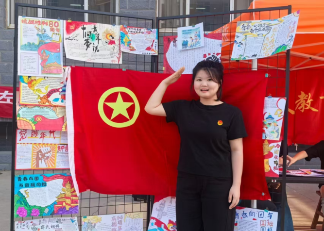 “青春心向團，筑夢新時代”與團旗團徽合影