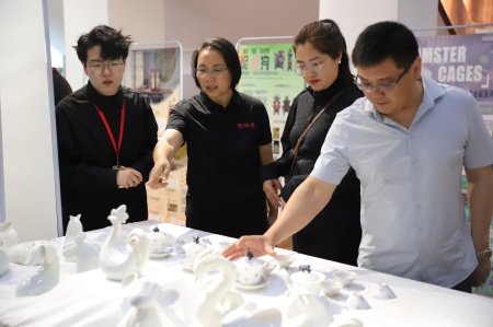 保定理工學院藝術學院2025屆畢業設計作品展盛大開幕，校企共賞藝術盛宴