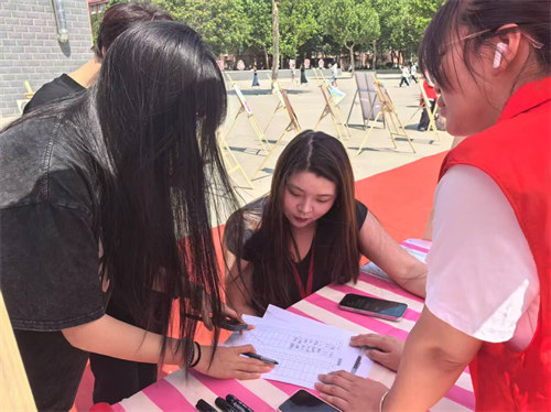 校園尋跡承師韻，家校同銘畢業情