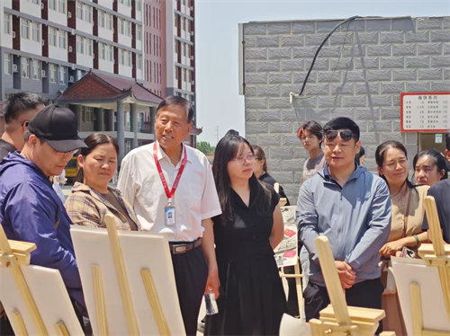 校園尋跡承師韻，家校同銘畢業情