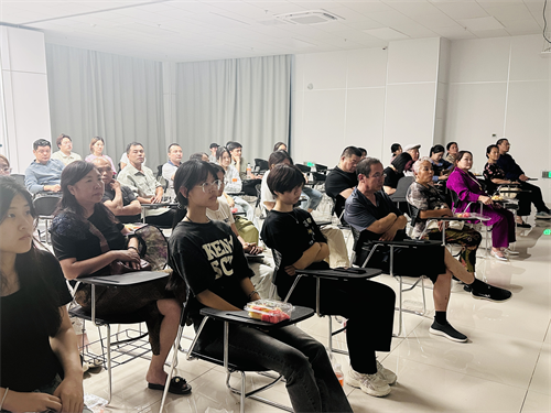 校園尋跡承師韻，家校同銘畢業情