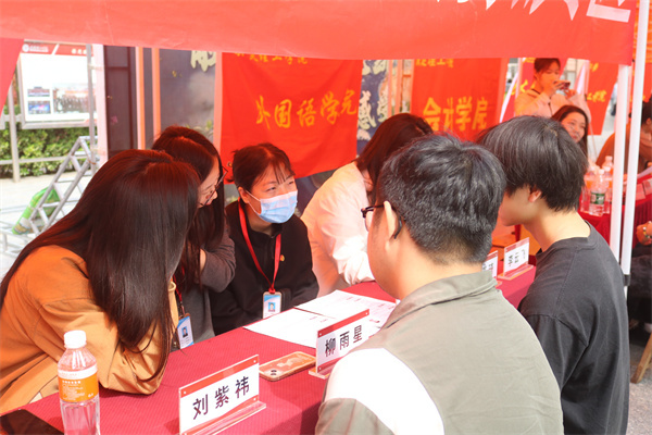 黨建引領促就業，簡歷義診暖生心——經濟學院2025屆畢業生求職簡歷義診活動圓滿結束