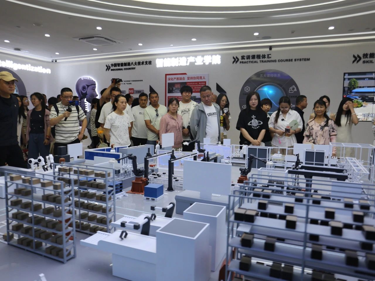 保定理工學(xué)院‖教育學(xué)院‖遇見未來，共育花開—2025屆教育學(xué)院家長接待日圓滿完成