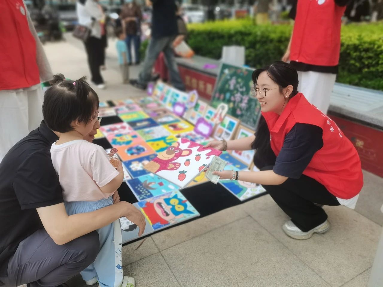 保定理工學院‖教育學院‖“六一“益”起來，義賣暖童心”——保定理工學院教育學院黨員志愿服務隊走進愛和城幼兒園開展六一愛心市集活動保定理工學院‖教育學院‖“六一“益”起來，義賣暖童心”——保定理工學院教育學院黨員志愿服務隊走進愛和城幼兒園開展六一愛心市集活動