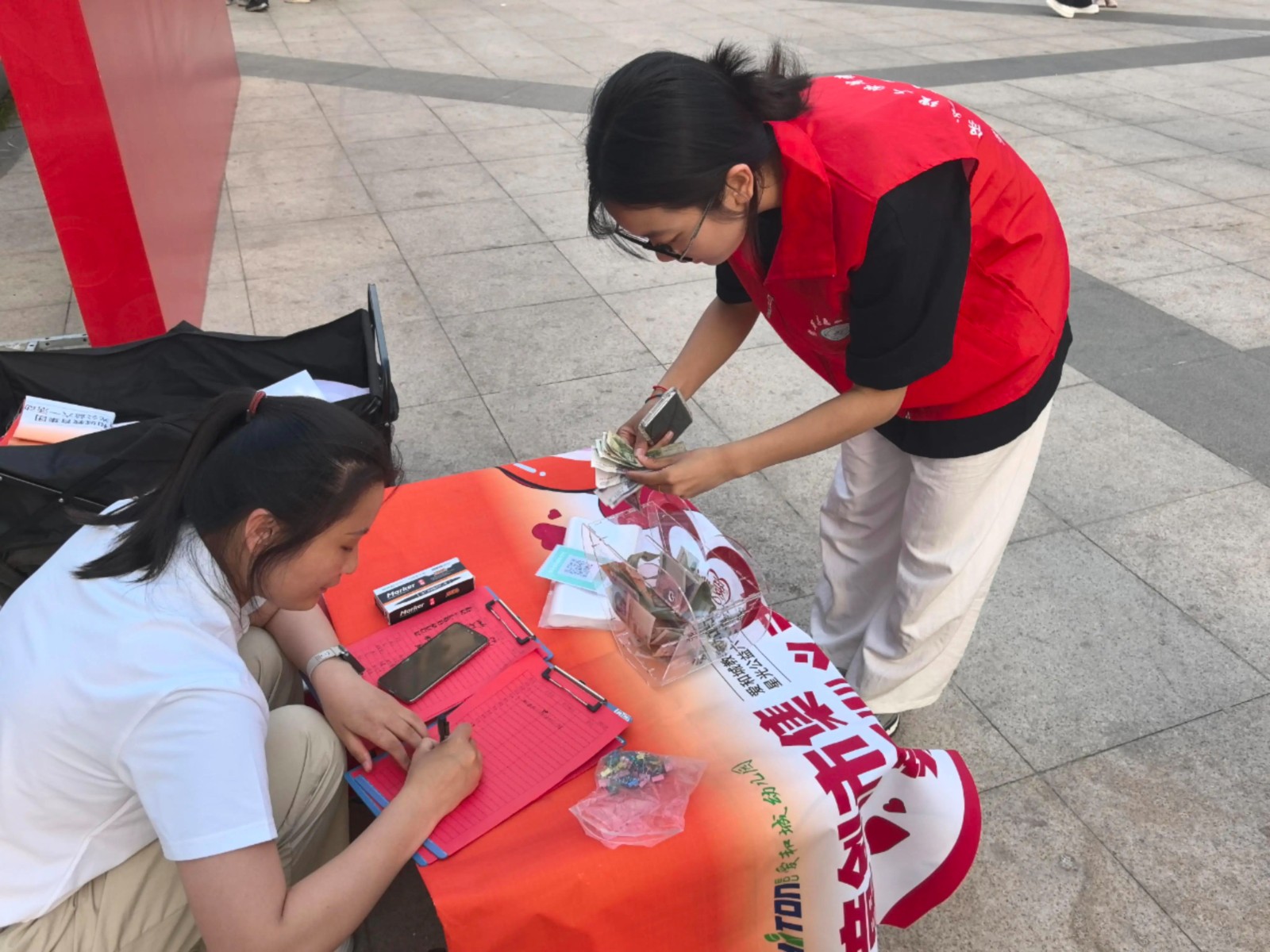 保定理工學院‖教育學院‖“六一“益”起來，義賣暖童心”——保定理工學院教育學院黨員志愿服務隊走進愛和城幼兒園開展六一愛心市集活動保定理工學院‖教育學院‖“六一“益”起來，義賣暖童心”——保定理工學院教育學院黨員志愿服務隊走進愛和城幼兒園開展六一愛心市集活動