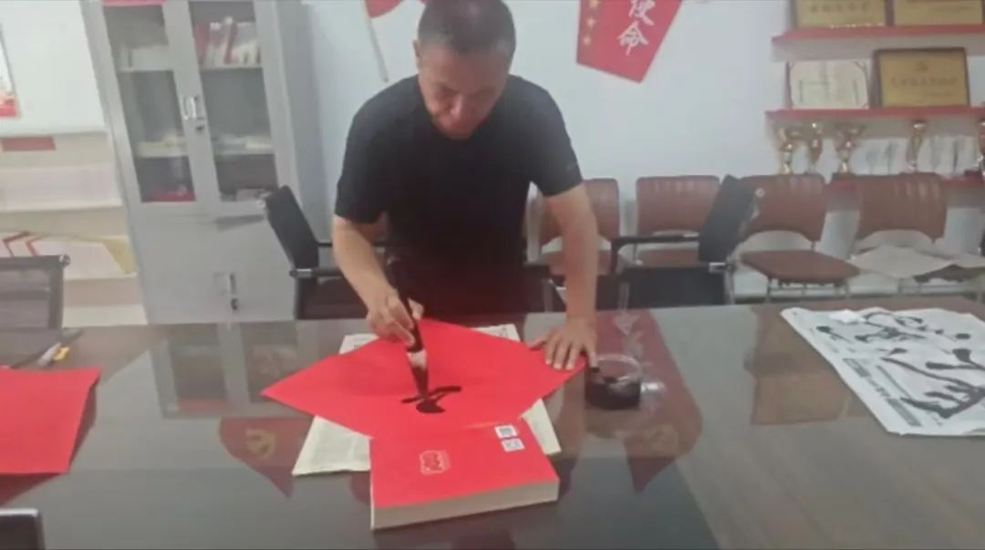 飽蘸墨香贈(zèng)對(duì)聯(lián) 殷殷話語伴征途——我院教師為畢業(yè)生送祝福