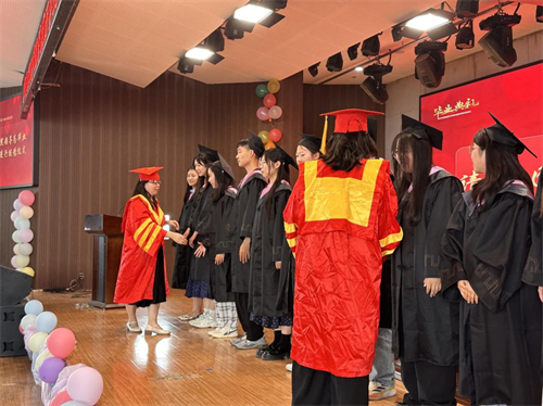 外國(guó)語(yǔ)學(xué)院隆重舉行2025屆畢業(yè)典禮暨學(xué)位授予儀式