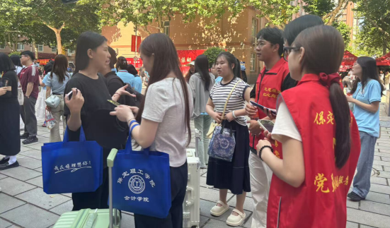 行將致遠 暖心護航——保定理工學院“紅心向黨”黨員志愿者服務隊為2025屆畢業生平安離校保駕護航