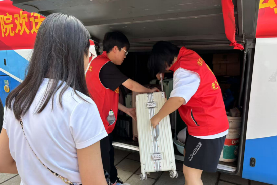 行將致遠 暖心護航——保定理工學院“紅心向黨”黨員志愿者服務隊為2025屆畢業生平安離校保駕護航