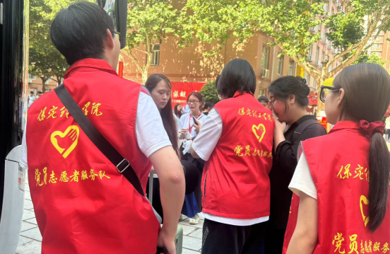 行將致遠 暖心護航——保定理工學院“紅心向黨”黨員志愿者服務隊為2025屆畢業生平安離校保駕護航