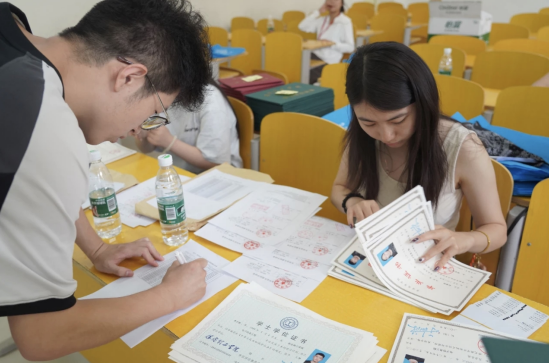 行將致遠 暖心護航——保定理工學院“紅心向黨”黨員志愿者服務隊為2025屆畢業生平安離校保駕護航