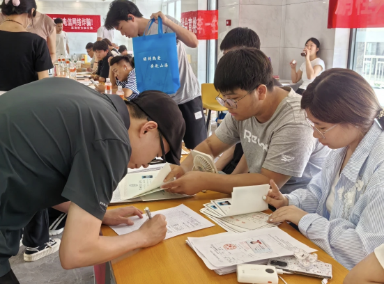 行將致遠 暖心護航——保定理工學院“紅心向黨”黨員志愿者服務隊為2025屆畢業生平安離校保駕護航