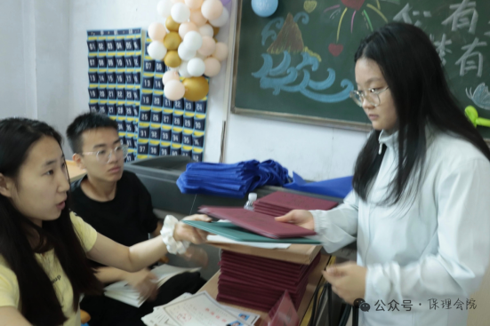 行將致遠 暖心護航——保定理工學院“紅心向黨”黨員志愿者服務隊為2025屆畢業生平安離校保駕護航
