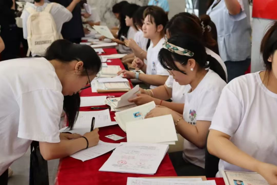 行將致遠 暖心護航——保定理工學院“紅心向黨”黨員志愿者服務隊為2025屆畢業生平安離校保駕護航