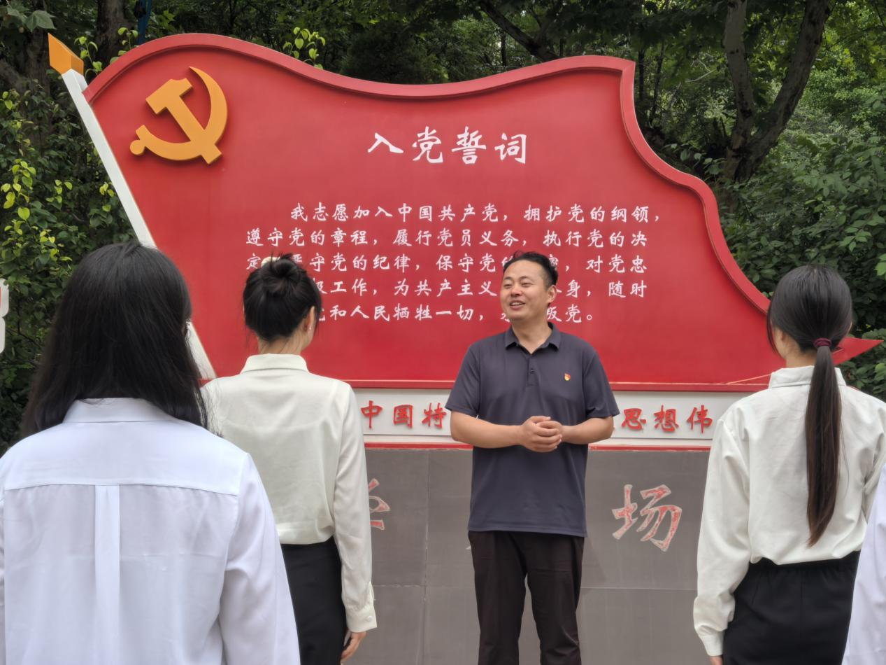 誓守初心|保定理工學(xué)院|管理學(xué)院|重溫誓詞守本色，勇?lián)姑斑h(yuǎn)方