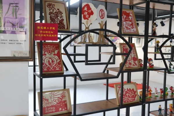保定理工學(xué)院經(jīng)濟(jì)學(xué)院赤焰鐫藝社：非遺剪紙禁毒作品展，以藝傳情，共筑無毒防線