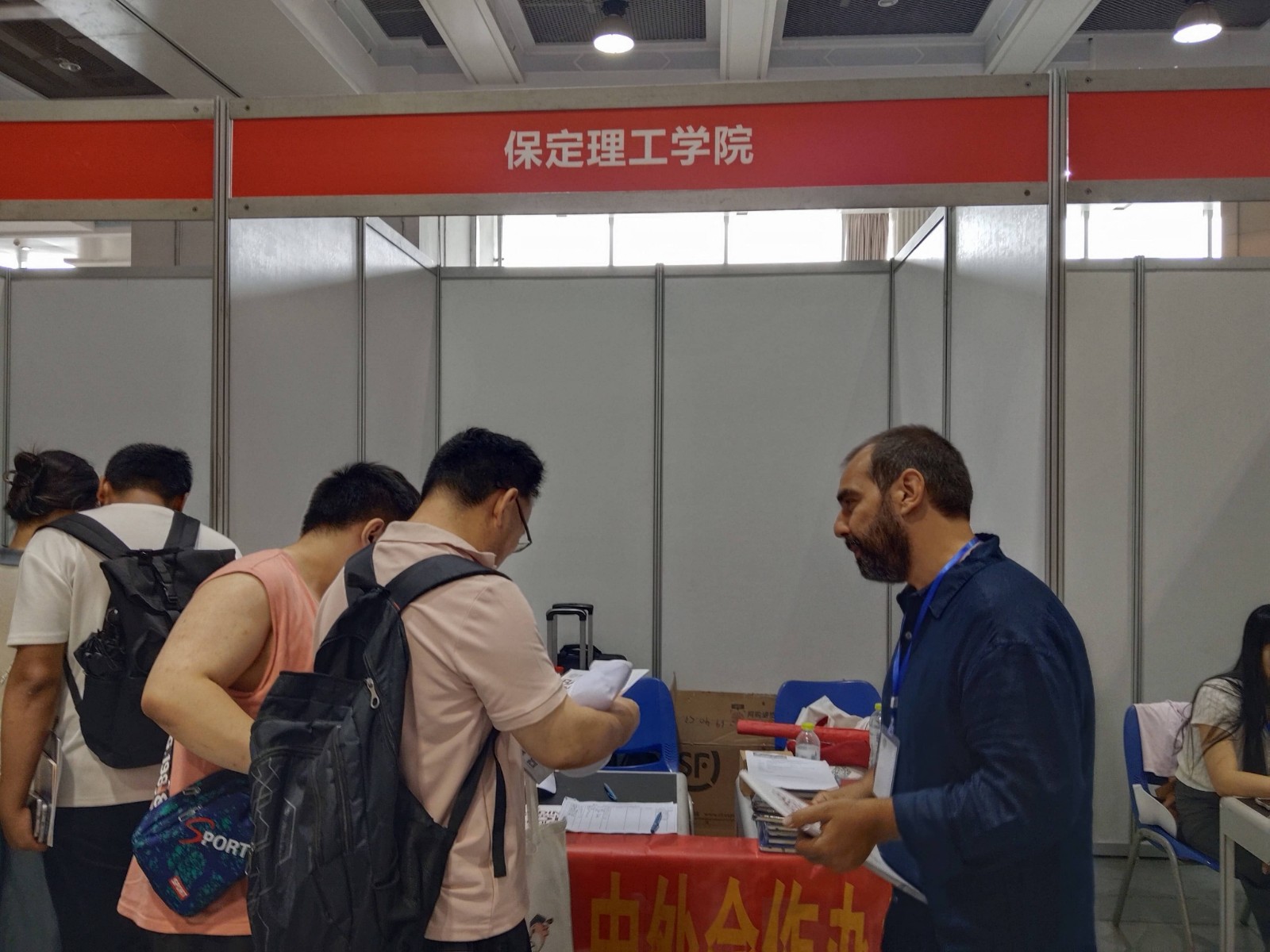 保定理工學(xué)院與那波勒斯大學(xué)攜手亮相三省高考招生咨詢