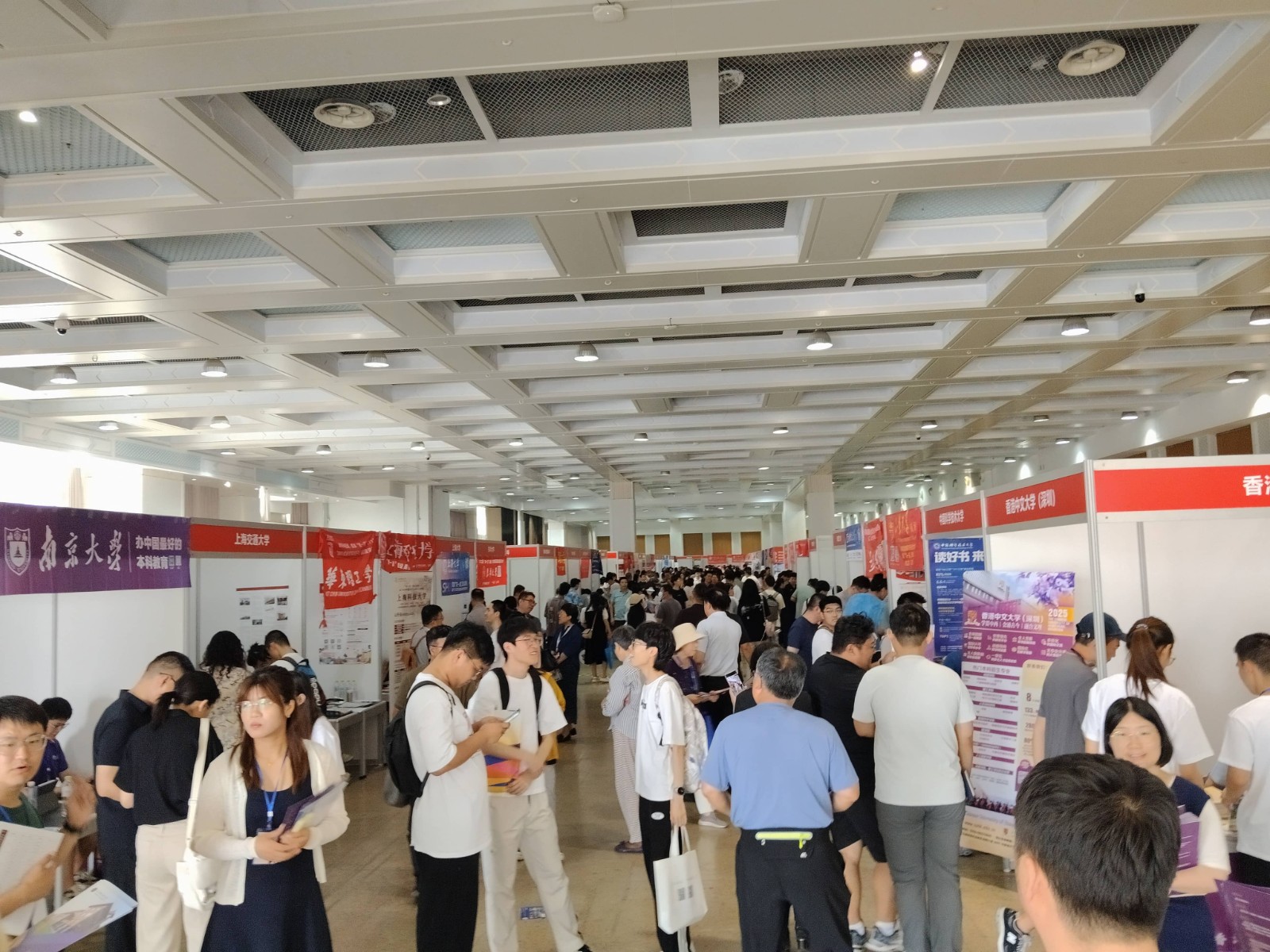 保定理工學(xué)院與那波勒斯大學(xué)攜手亮相三省高考招生咨詢