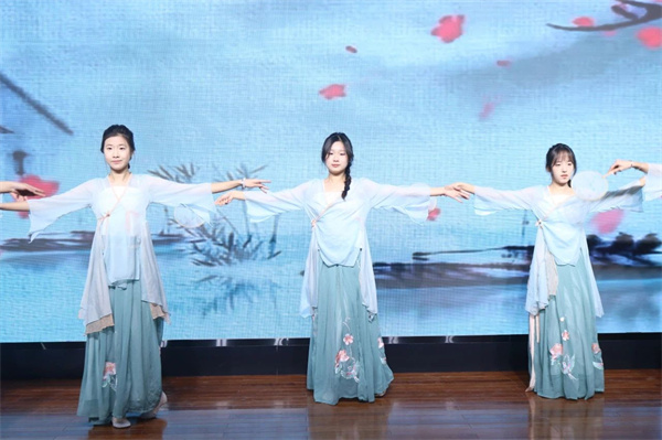 保定理工學(xué)院經(jīng)濟學(xué)院師生受邀參加保定市博物館2024年度志愿者年會文藝演出