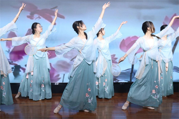 保定理工學(xué)院經(jīng)濟學(xué)院師生受邀參加保定市博物館2024年度志愿者年會文藝演出