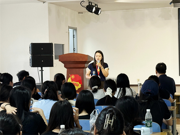 經(jīng)濟(jì)學(xué)院2026屆國(guó)際經(jīng)濟(jì)與貿(mào)易專業(yè)畢業(yè)論文動(dòng)員大會(huì)順利召開(kāi)