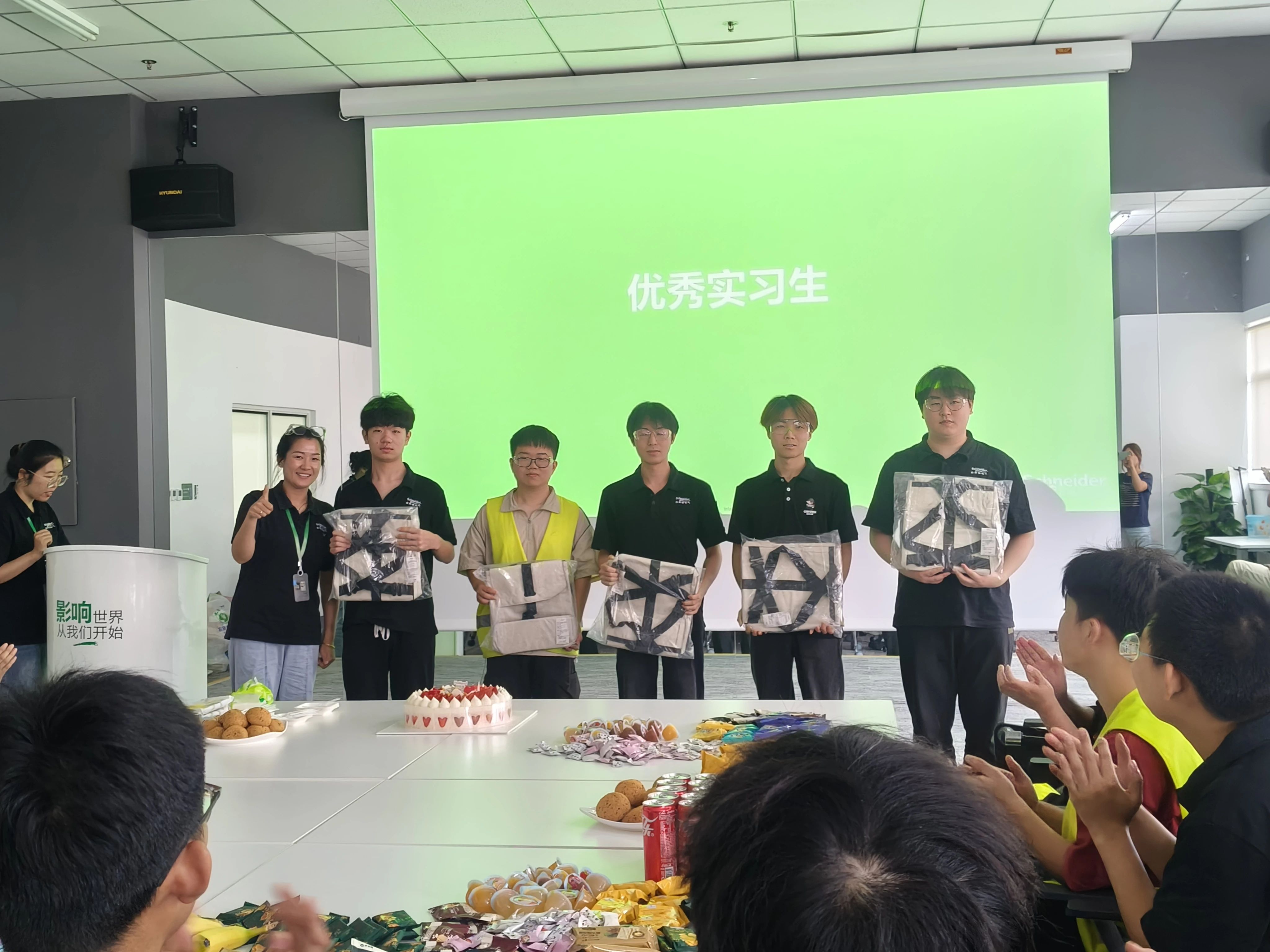 我院暑期實習生參與施耐德（北京）低壓電器有限公司優秀實習生分享會 共汲經驗促成長
