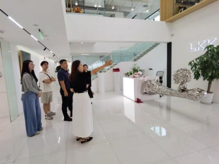 保定理工學院藝術學院教師團隊走訪洛可可創新設計集團——AI賦能，開啟藝術設計校企合作新局