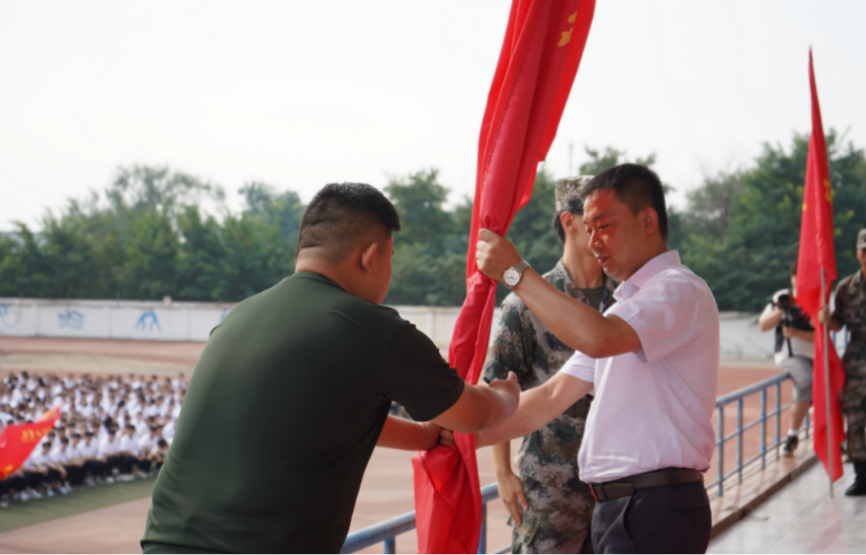 保定理工學(xué)院2025級新生軍訓(xùn)開營式舉行
