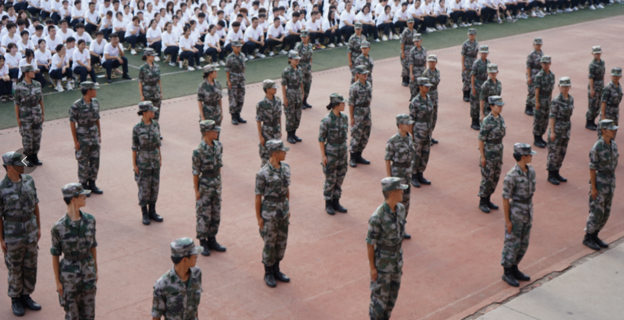 保定理工學(xué)院2025級新生軍訓(xùn)開營式舉行